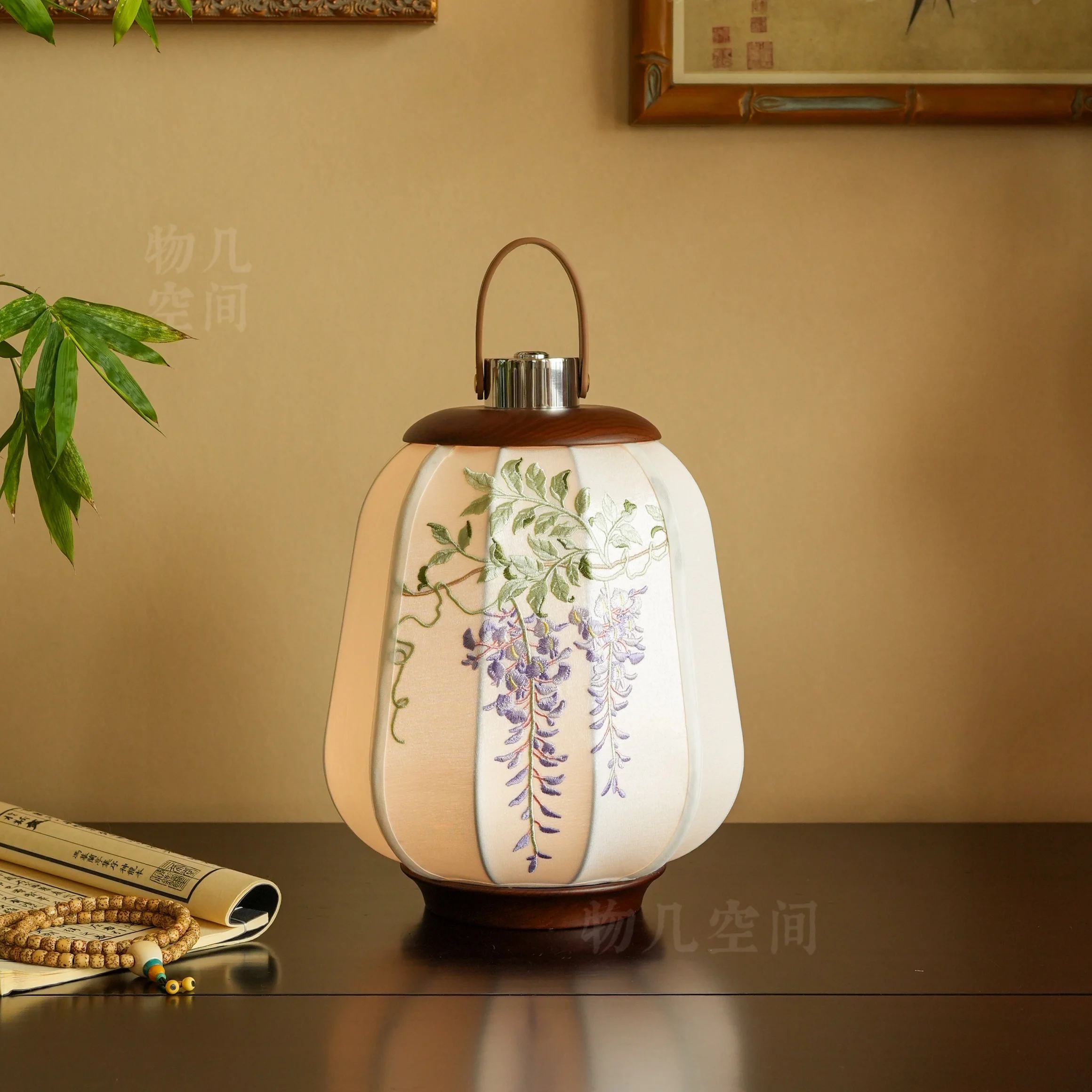 New Chinese retro embroidery fabric calligraphy desk lamp wireless solid wood portable bedside night light
