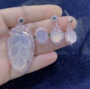 

Wholesale Silver Plated Inlaid Ice-like White Chalcedony Leaf Pendant Set Agate Women's Earrings Ring Jade Three-Piece Set