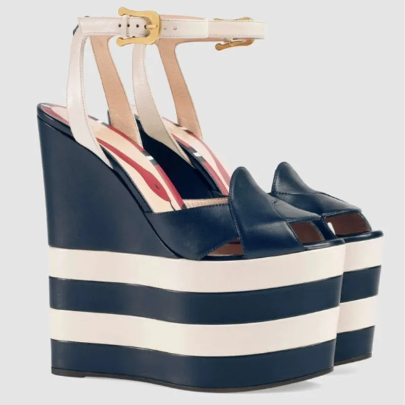 

Сандалии на танкетке в полоску на платформе, лоскутные летние туфли с открытым носком на толстой подошве, пикантные женские туфли на высоком каблуке
