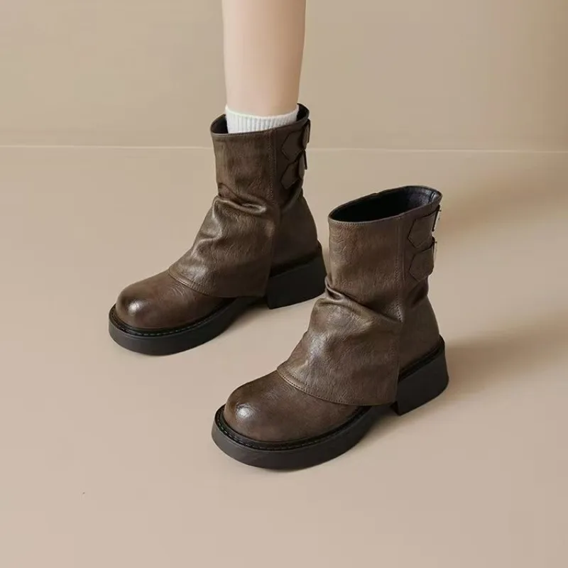 Neue Damen-Stiefeletten mit eckiger Zehenpartie und verstärktem Absatz, dicke Plateaustiefeletten mit Blockabsatz, kurze Retro-Stiefeletten aus weichem Leder mit Reißverschluss auf der Rückseite. – Detail 2