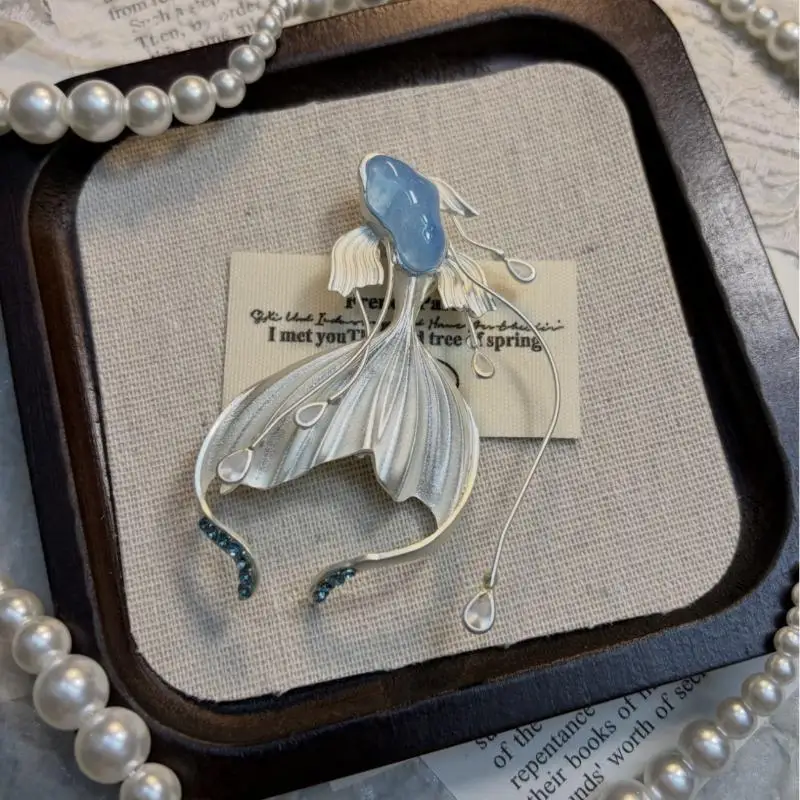 1Pcs Jellyfish Brooch For Women With A High-end Feel Light Luxury Niche Pressed Collar Clothing Anti Glare Waist Button