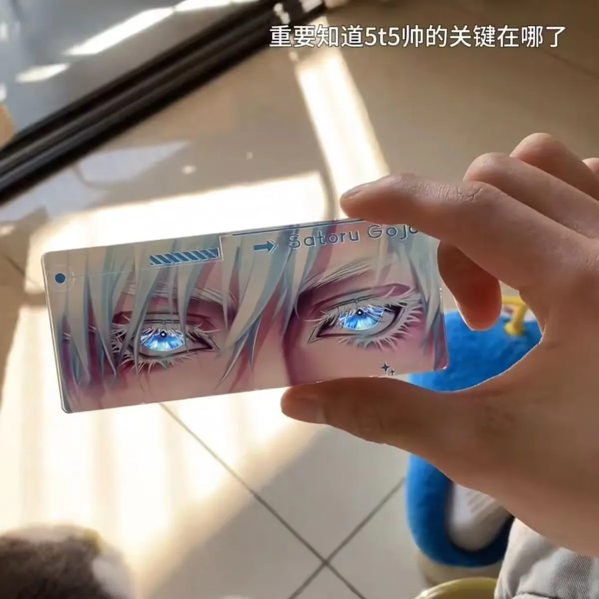 小紅書の「呪術廻戦」アニメグッズには、反射する瞳を持つ高顔値の五条悟が登場しています。