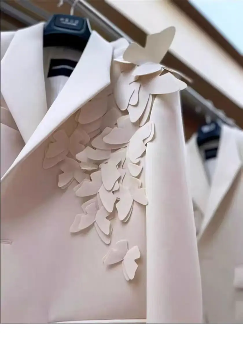 Cappotto da abito dal design per l'industria pesante da donna, edizione ampia autunnale con top con stampa sparsa di fiori bruciati a farfalla