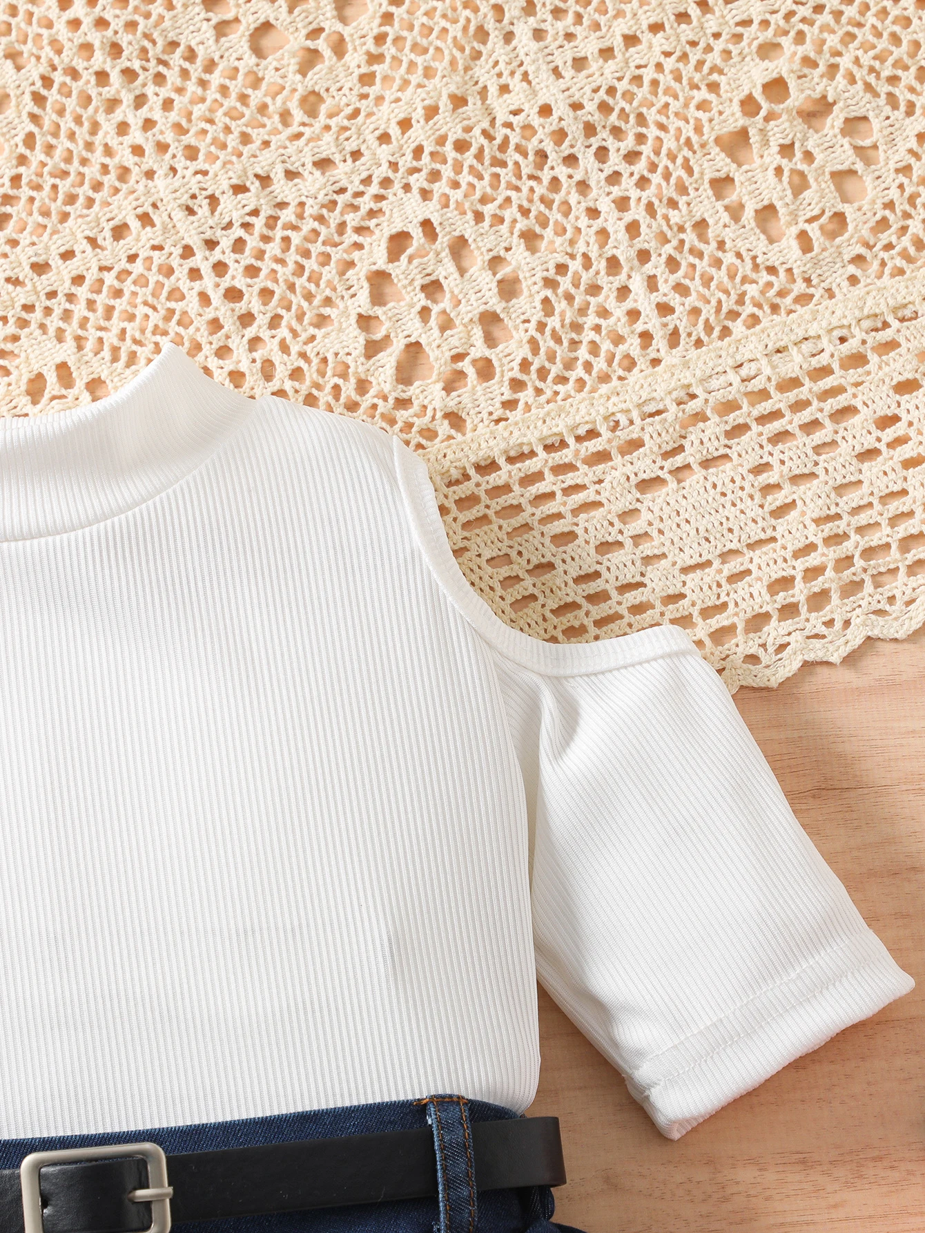 طقم تنورة بناتي كاجوال بطيات نصف طول من الدنيم مع بلوزة وحزام محبوكة مكشوفة الكتفين #3