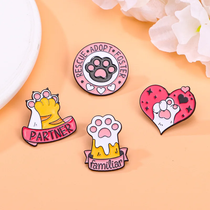 New Cute Pink Heart Cat Paw Brooch Zinc Alloy Creative Cartoon Pin Badge for DIY Clothes Bags Shoes Hat Scarf T-shirt Jeans