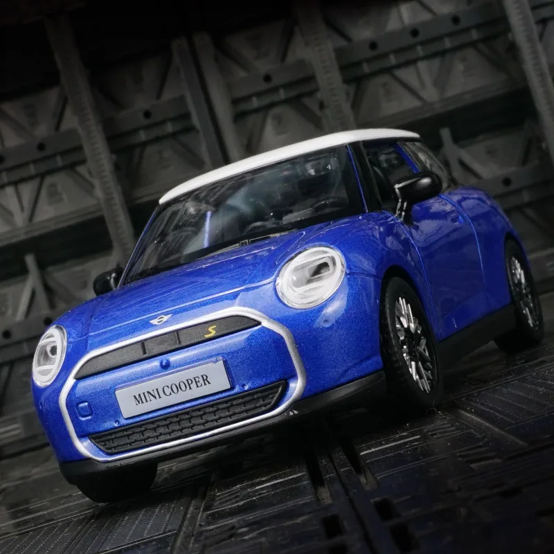 1:28 Simulation BMW Mini New Energy Alloy Car Model Door Can Open Sound and Light Power Car Ornament Collection Gift view 5