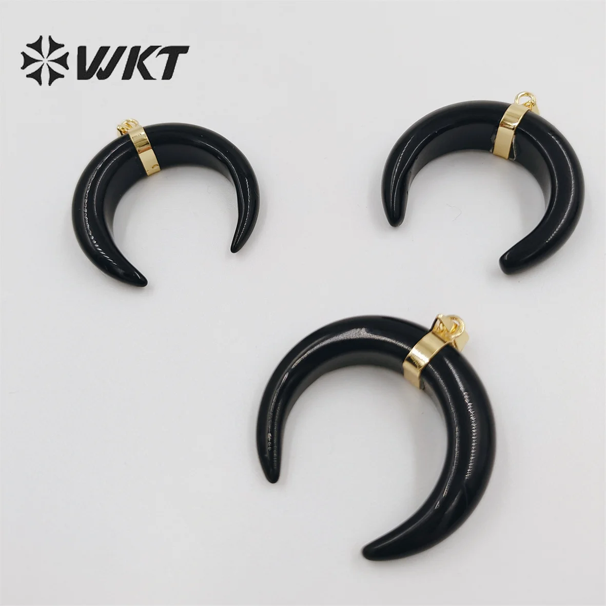 WT-P949 Hot sales natural black buffalo bone horn pendant gold color bezel middle black crescent bone horn pendant