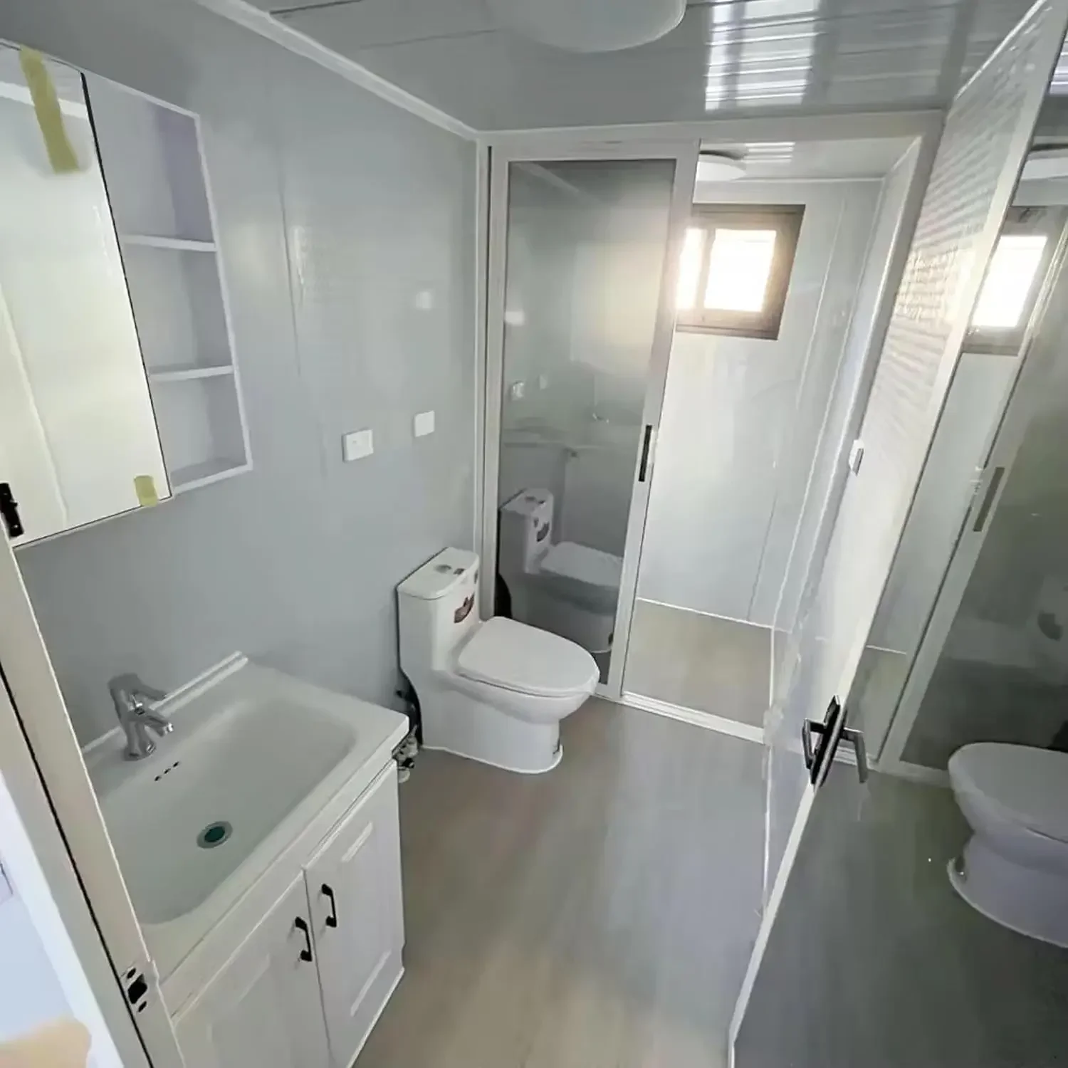 منزل صغير محمول جاهز للبيع، منزل معياري بطول 40 قدمًا - مع غرفتين، ومطبخ وحمام واحد، ومنزل حاوية قابل للتوسيع