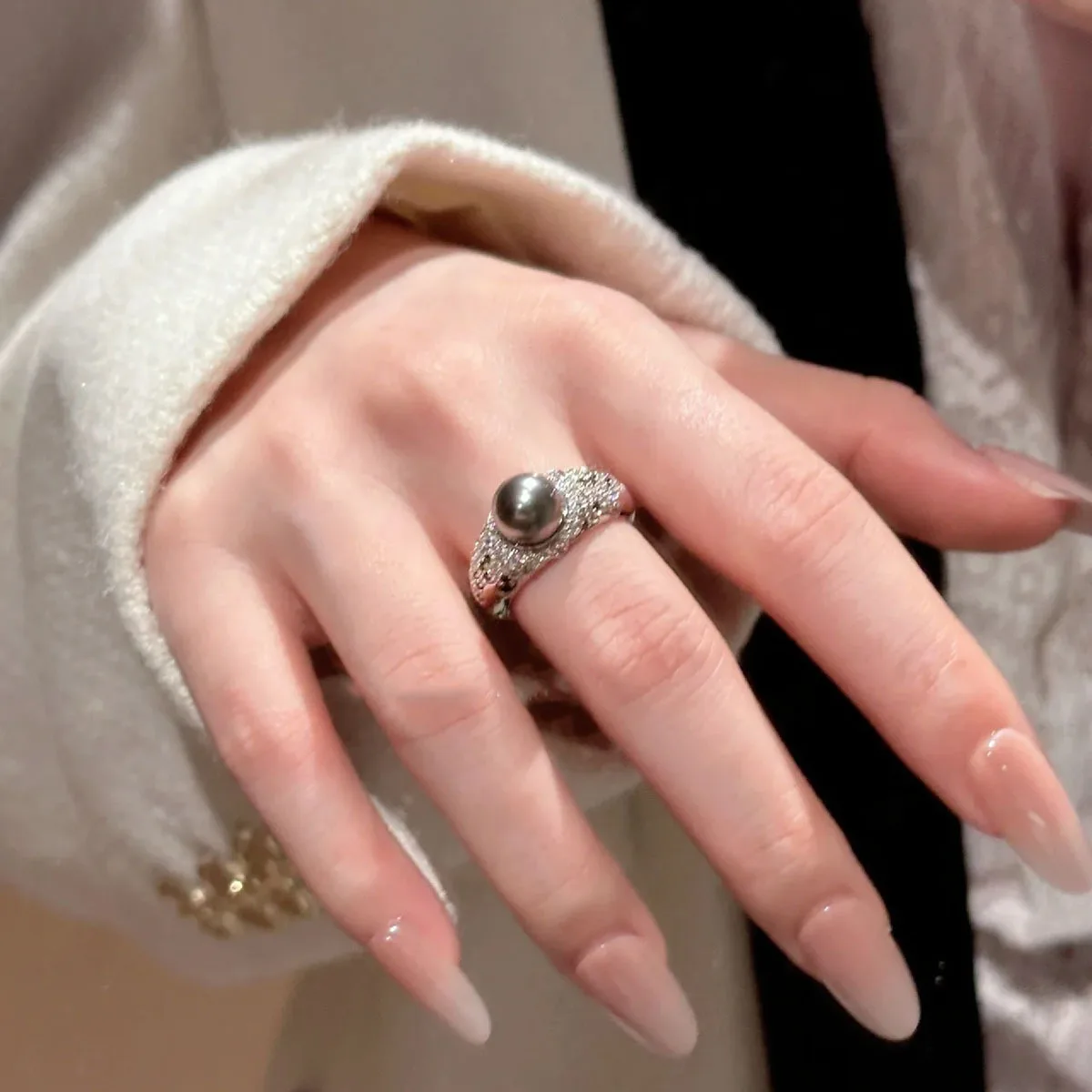 High quality Artistic Full Diamond Exquisite Retro Round Pearl Ring New in Retro Grey Pearl rings for women Wedding Jewelry