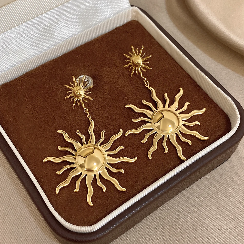 Kolczyki damskie w kształcie słonecznika, różne rozmiary, pozłacane, unikalne, uniwersalne, z gładką powierzchnią.