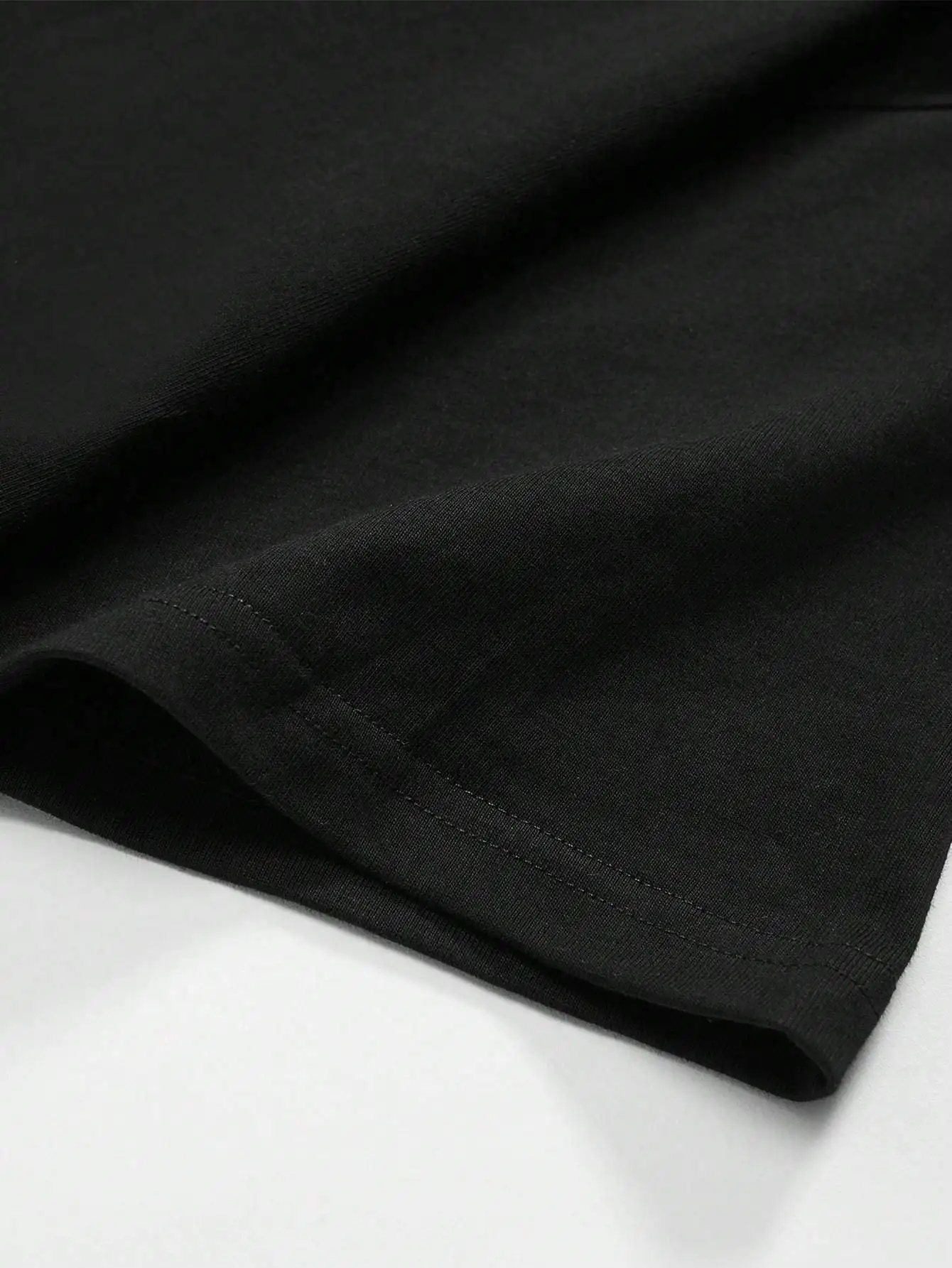 تي شيرت رجالي بأكمام قصيرة مطبوع عليه هيكل عظمي للشرب والقيادة باللون الأحمر