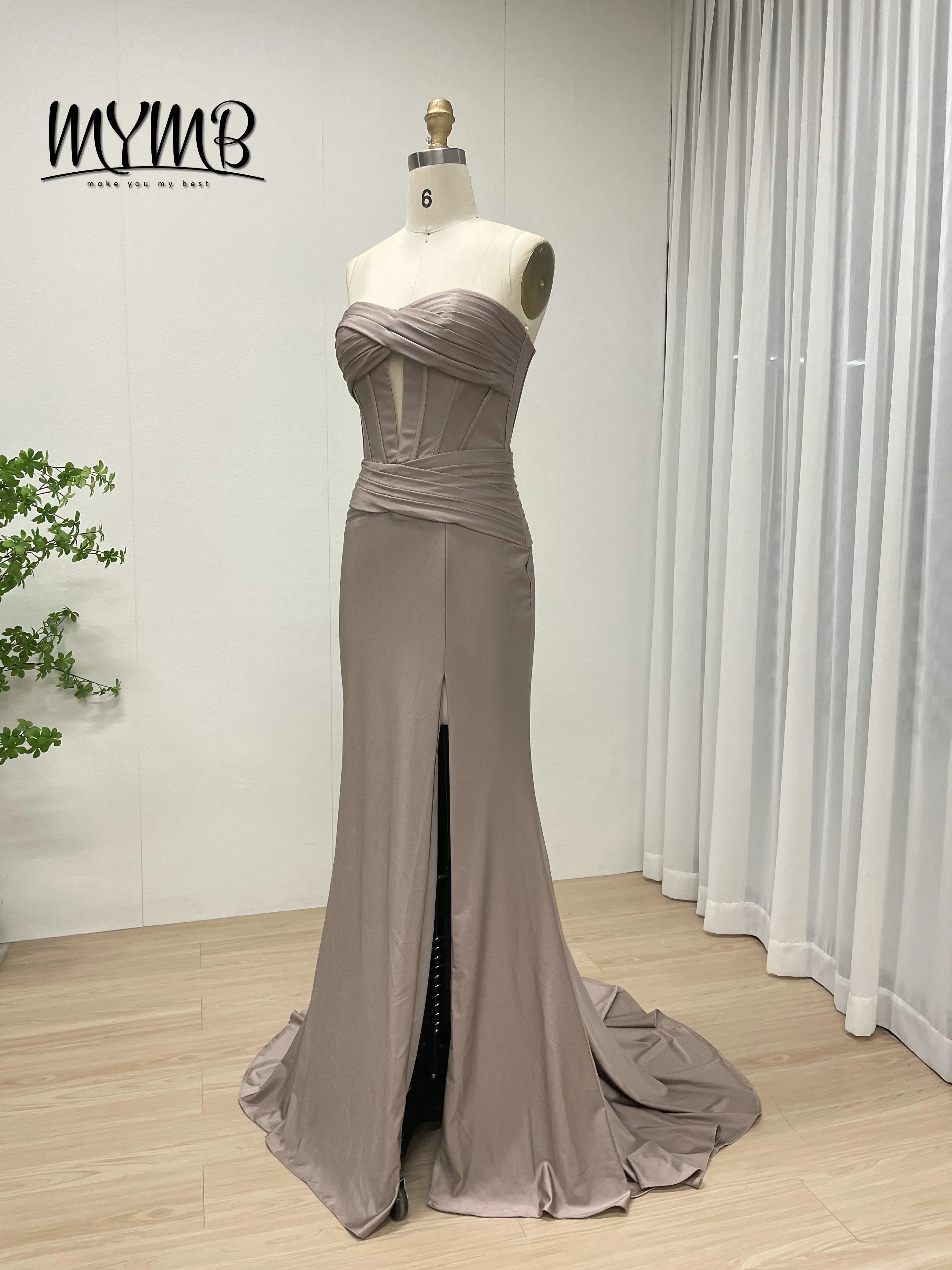 MYMB ชุดราตรีเกาะอกสีคาราเมลสวยหรูพร้อมรายละเอียดจับจีบเก๋ เดรสผ่าสูงพอดีเหมาะสำหรับงานแต่งงานพรหม MC20074
