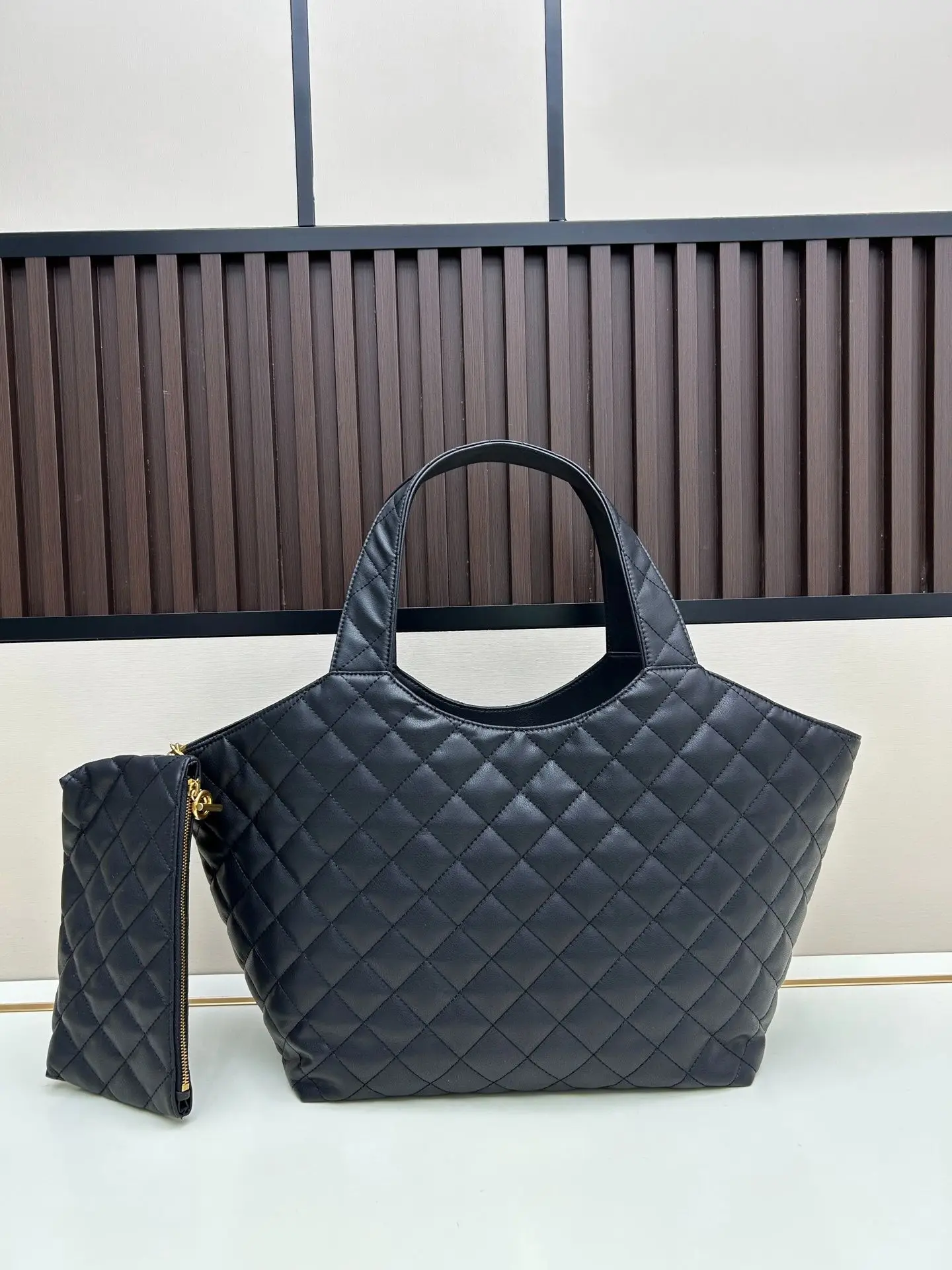 

Luxury Designer Handbag Toggle Lock Closure Quilted Square Bag Iconic Hardware Detail.YB