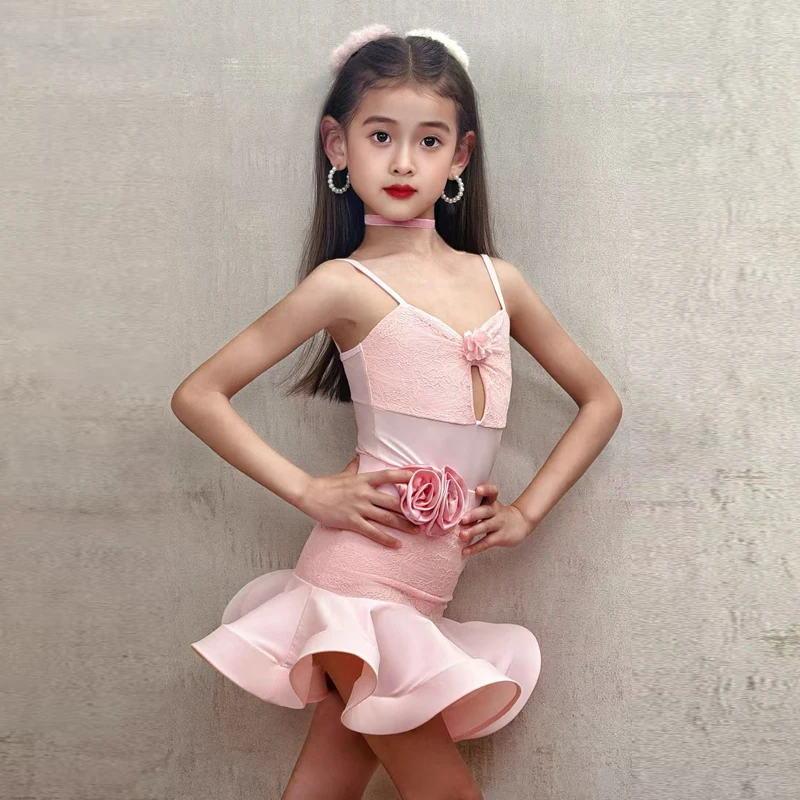 สีชมพูเชือกแขวนคอดอกไม้เต้นรําละตินชุดสองชิ้น,ชุดการแสดงระดับมืออาชีพสําหรับสาวๆ,ชุดเต้นรําละติน,ชุดฝึกซ้อมระดับไฮเอนด์