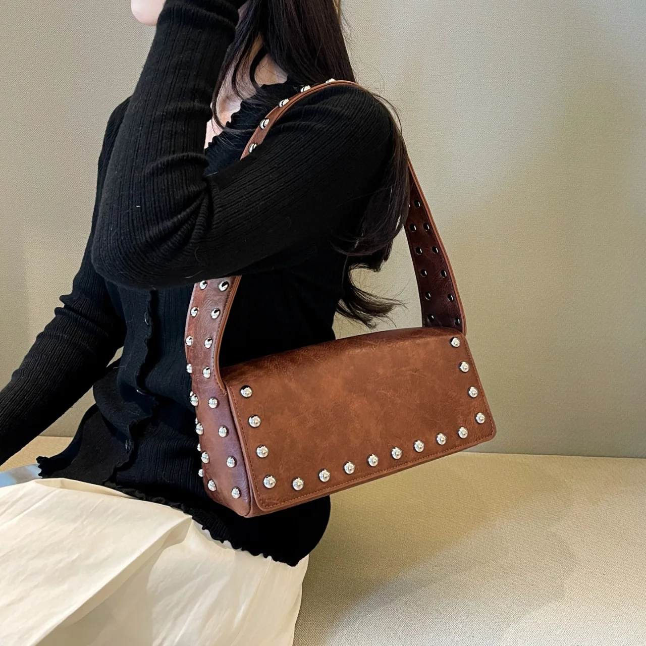 

New 2025 Trendy Women's Shoulder Bag - Retro Minimalist, Solid Color, Personalized Rivet Detail, Portable