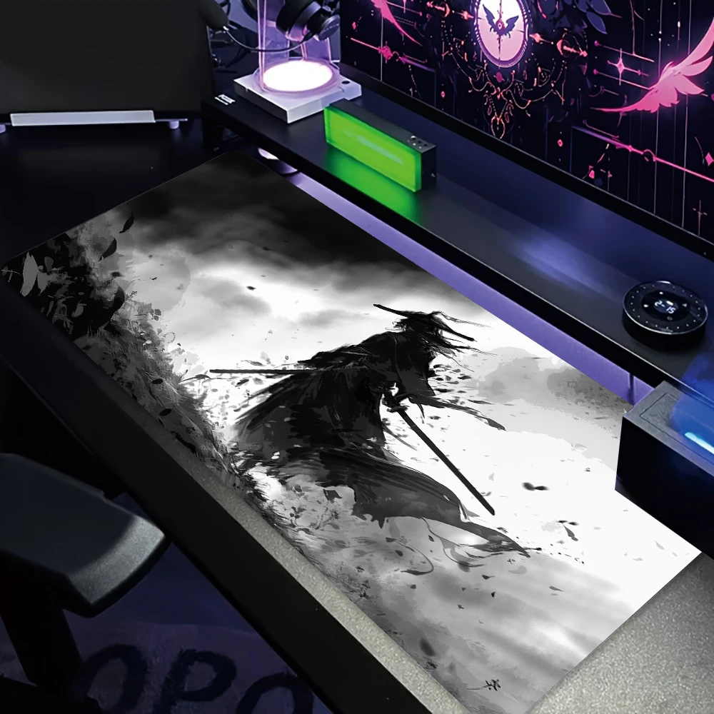 حصيرة مكتب كبيرة بتصميم الساموراي باللونين الأبيض والأسود مع حافة مخيطة غير قابلة للانزلاق، حصيرة طاولة ممتدة