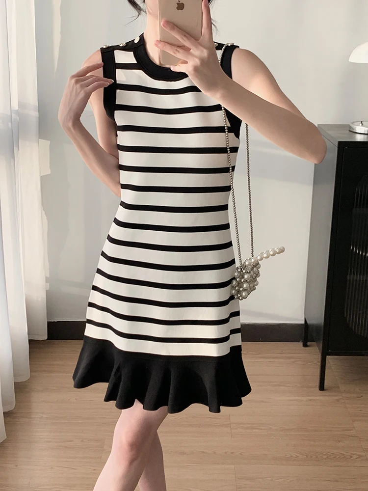 

IULV Ранняя весна 2025: Черно-белое полосатое платье с круглым вырезом, расклешенным подолом, высокой талией и короткими рукавами.