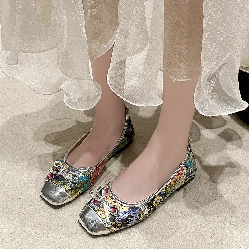 Scarpe singole con bocca superficiale in argento con paillettes donna nuova versione coreana di scarpe Casual da donna morbide piatte Mary Jane