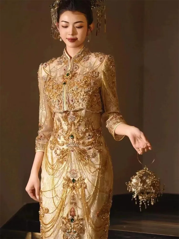 A luxurious champagne-colored wedding toasting dress for brides and new Chinese-style engagement tuxedo