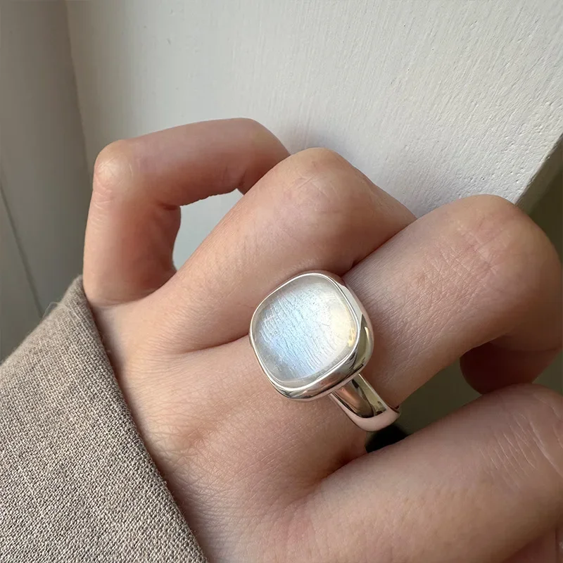 925 Sterling Silver Square White Crystal Ring for Women with A Simple and Cool Style and A Heavy-duty Closed Mouth Design Ring