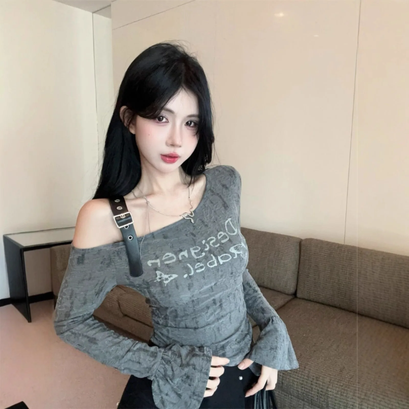 

2025 Y2K Hot Girl Sexy Short Irregular Off-Shoulder Base Shirt Women's Top with Design Sense