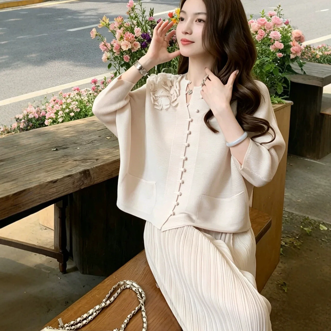 Miyake T-shirt, batwing sleeve, stylish and elegant cardigan, trendy and beautiful women's clothing this year.
