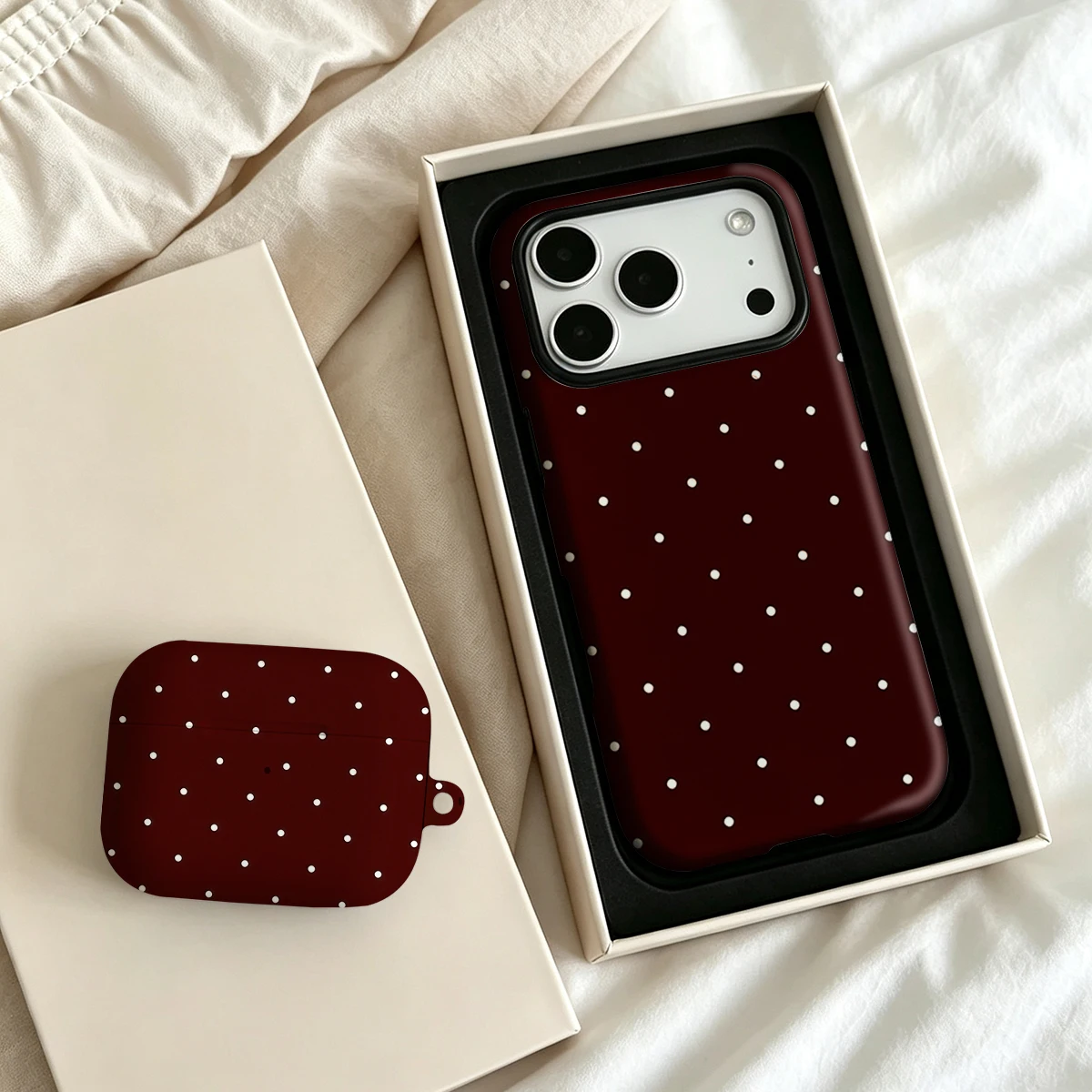 غطاء هاتف 2 في 1 بتصميم بقع بي - مراجعة Airpod Case Cover وسعره