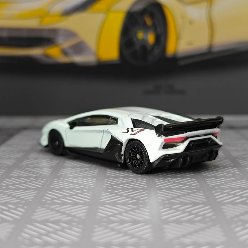 

Коллекционная модель автомобиля Lamborghini SVJ из сплава, масштаб 1:64, подходит для коллекции и может быть подарен.
