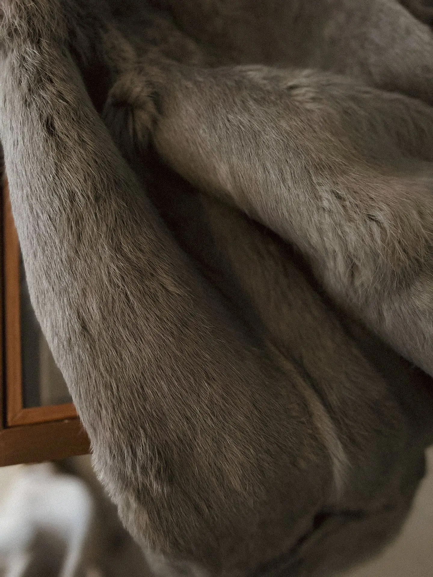 Pelliccia di coniglio dalla struttura semplice, consistenza morbida e brillante, cappotto da donna dal design a maniche lunghe