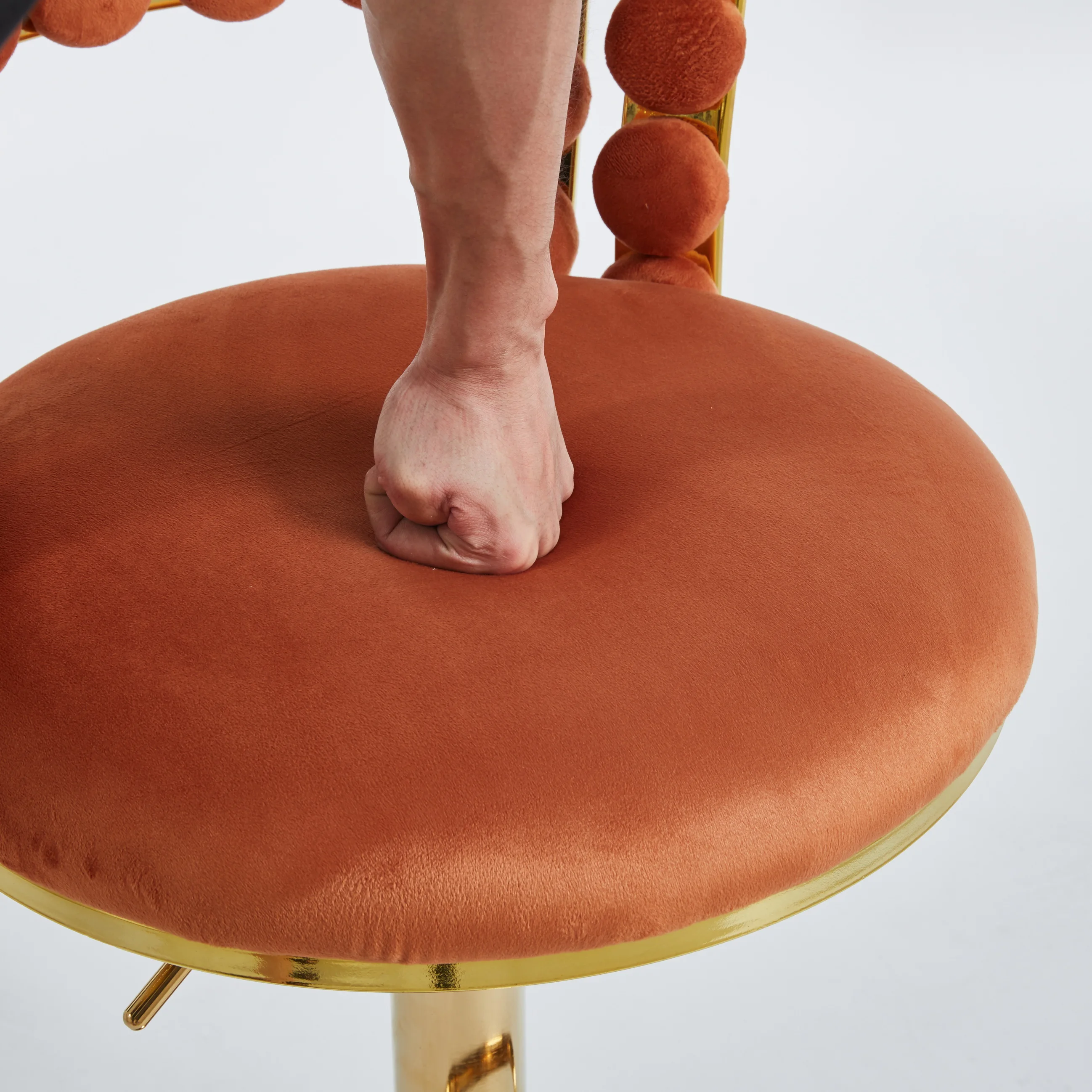 Silla de bar moderna (juego de 2) con patas de tubo de hierro de color dorado, cojines suaves y respaldo cómodo, adecuada para comedor,