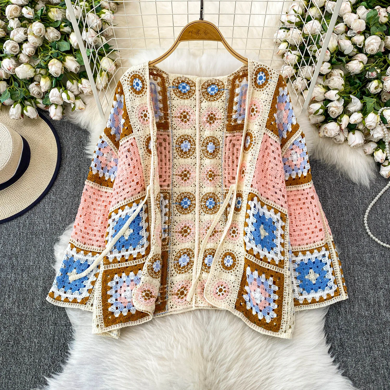 Damski kardigan na szydełku z otwartym przodem i wiązaniem, dziergany ażurowy sweter w stylu granny square, luźna kurtka/top, damski letni strój w stylu boho na wakacje.
