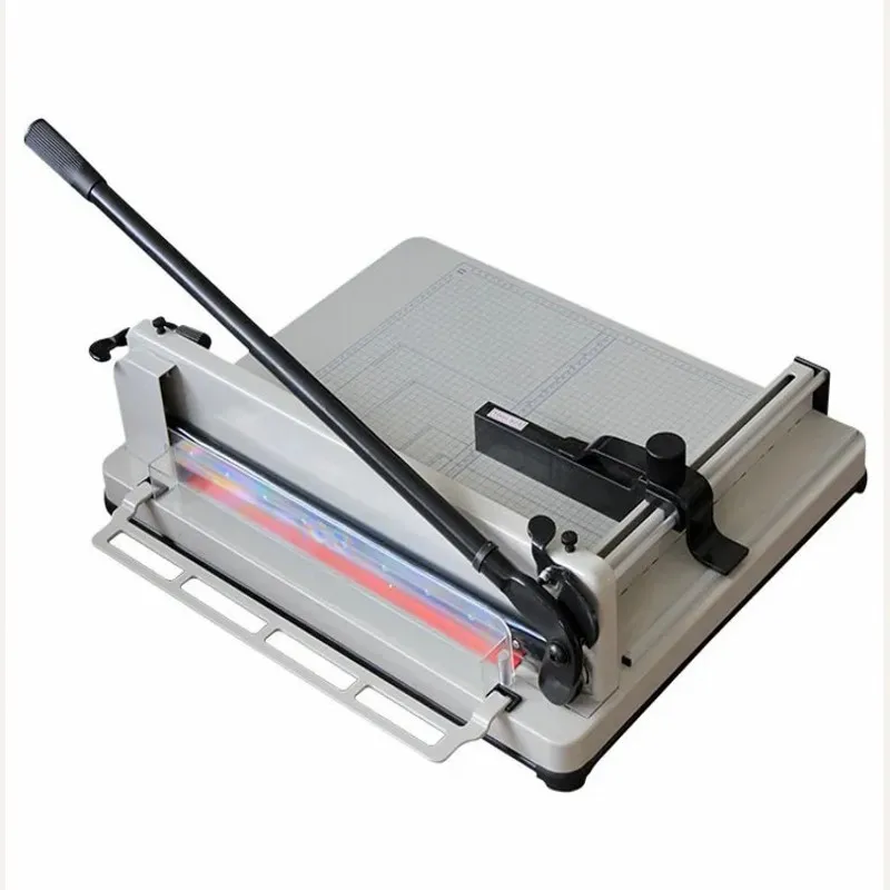 Рисунок 2 - Ручной резак для бумаги формата А4