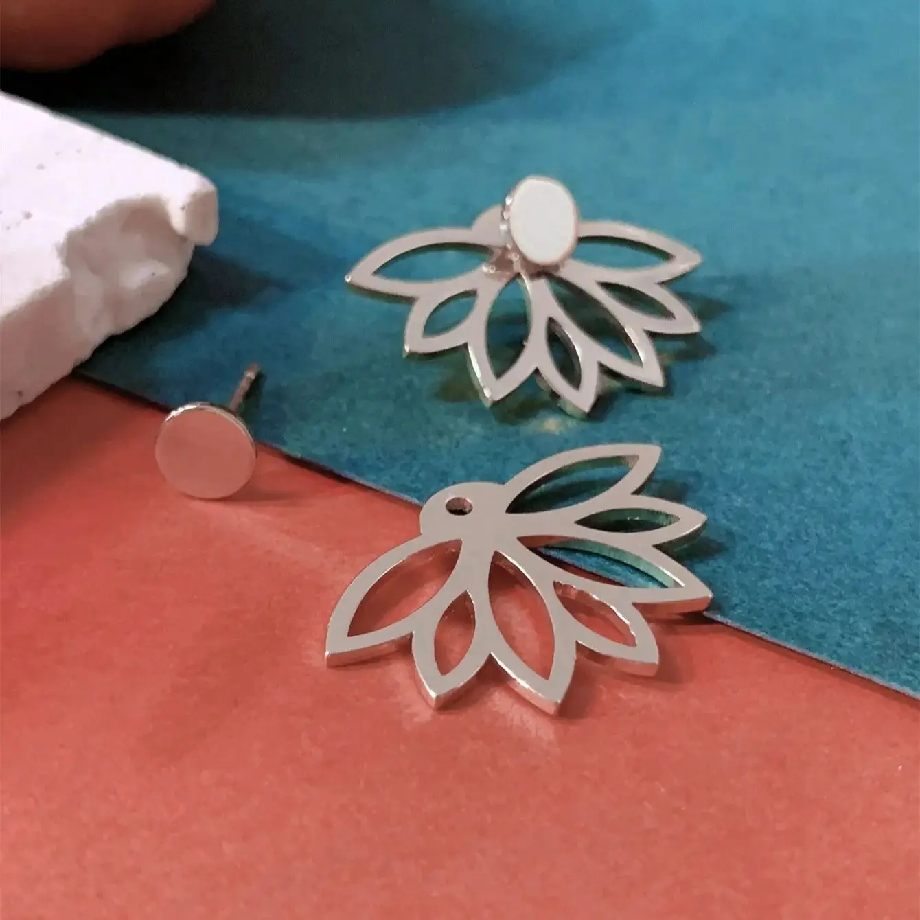 1 pair of minimalist retro style hollowed out petals with earrings hanging on the back, fashionable and personalized for women,