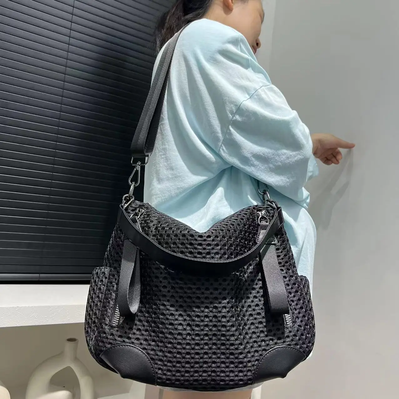 Fashionable neutral mesh spliced nylon shoulder bag, large capacity, lightweight and casual handbag