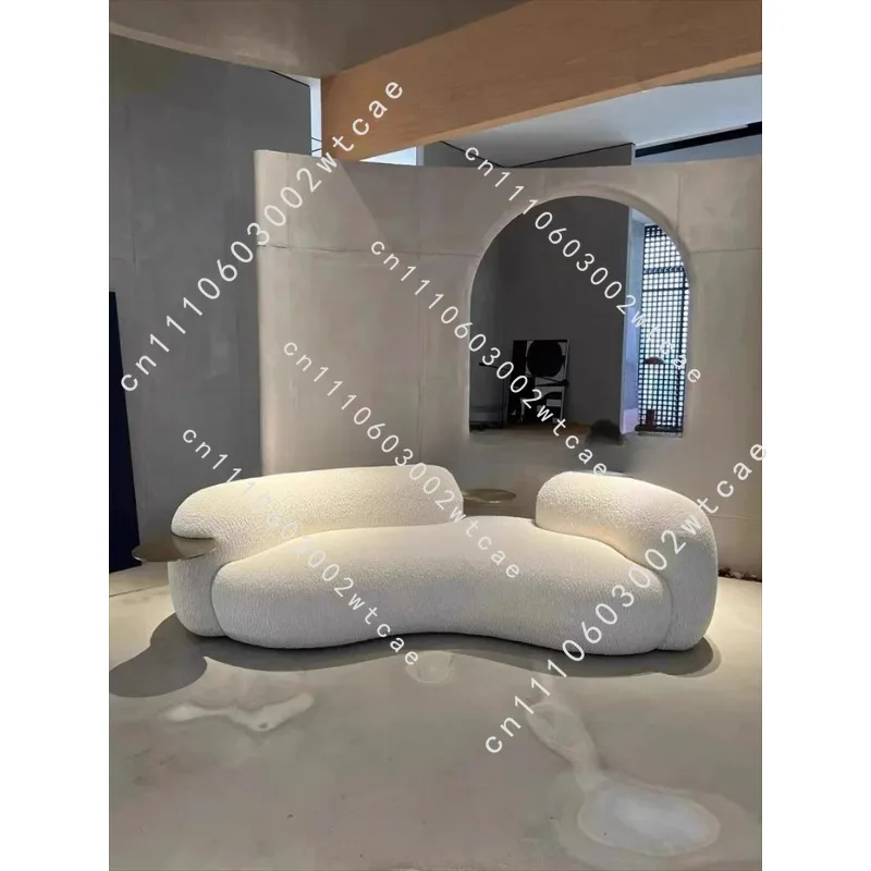 Cremefarbenes, kreativ geschwungenes Sofa im italienischen minimalistischen Stil, luxuriöses Pea-Sofa für kleine Wohnungen, Gästesofa, Freizeitsofa aus Lammwolle.