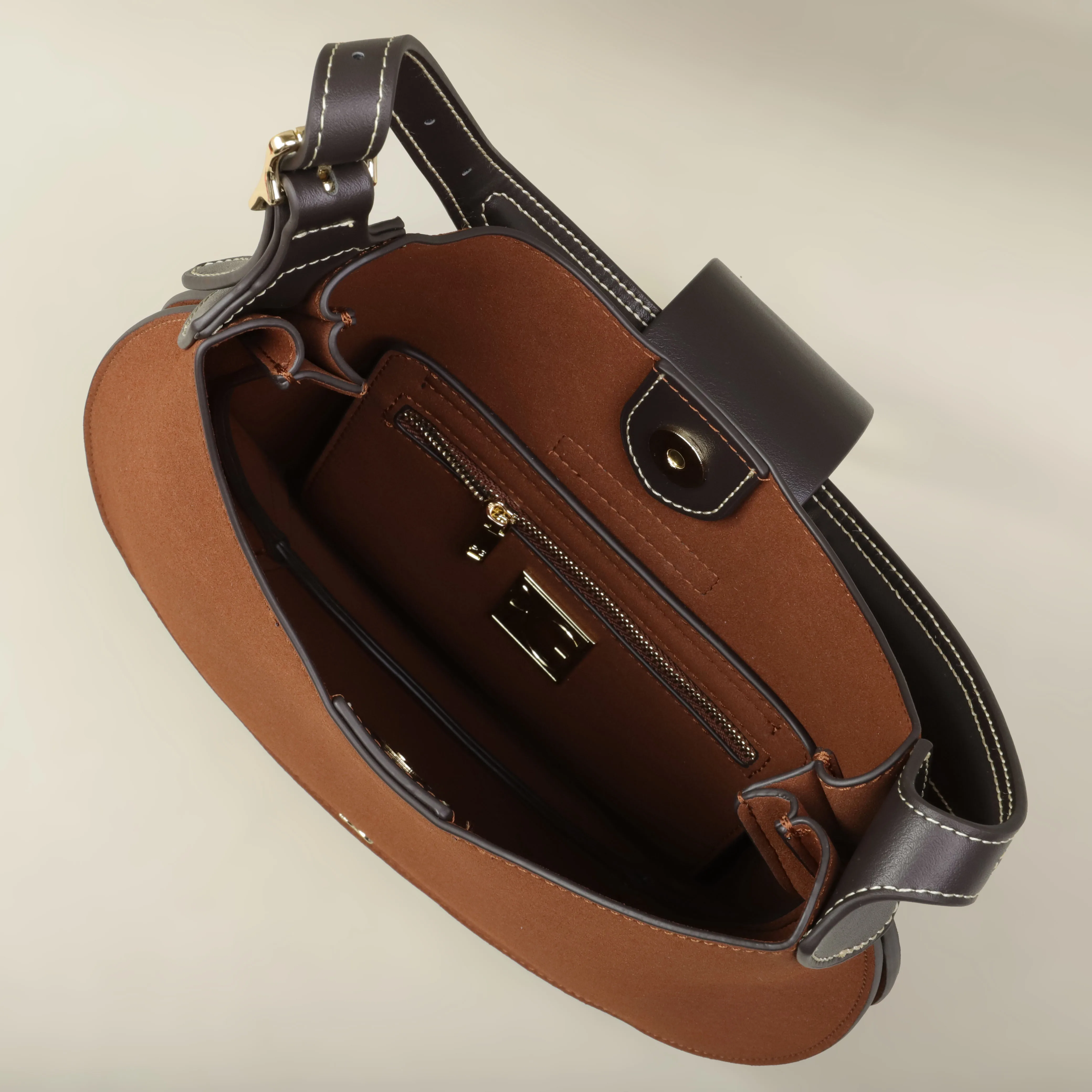 PG Fashion Unterbeintasche Klassisches Design Hochwertige Minimalistische Elegante Damen-Handtasche in Knödelform Ausverkauf – Detail 5