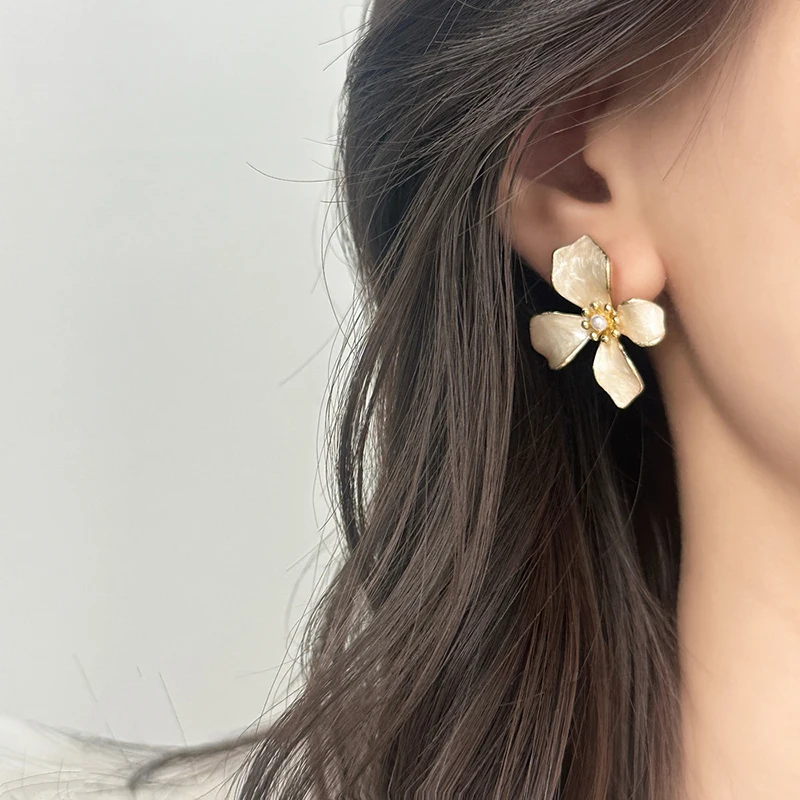 

Tibetan Silver Imitation Pearl Enamel Flower Stud Earring for Women Minimalist Trendy Fashion Jewelry Plant Accessories