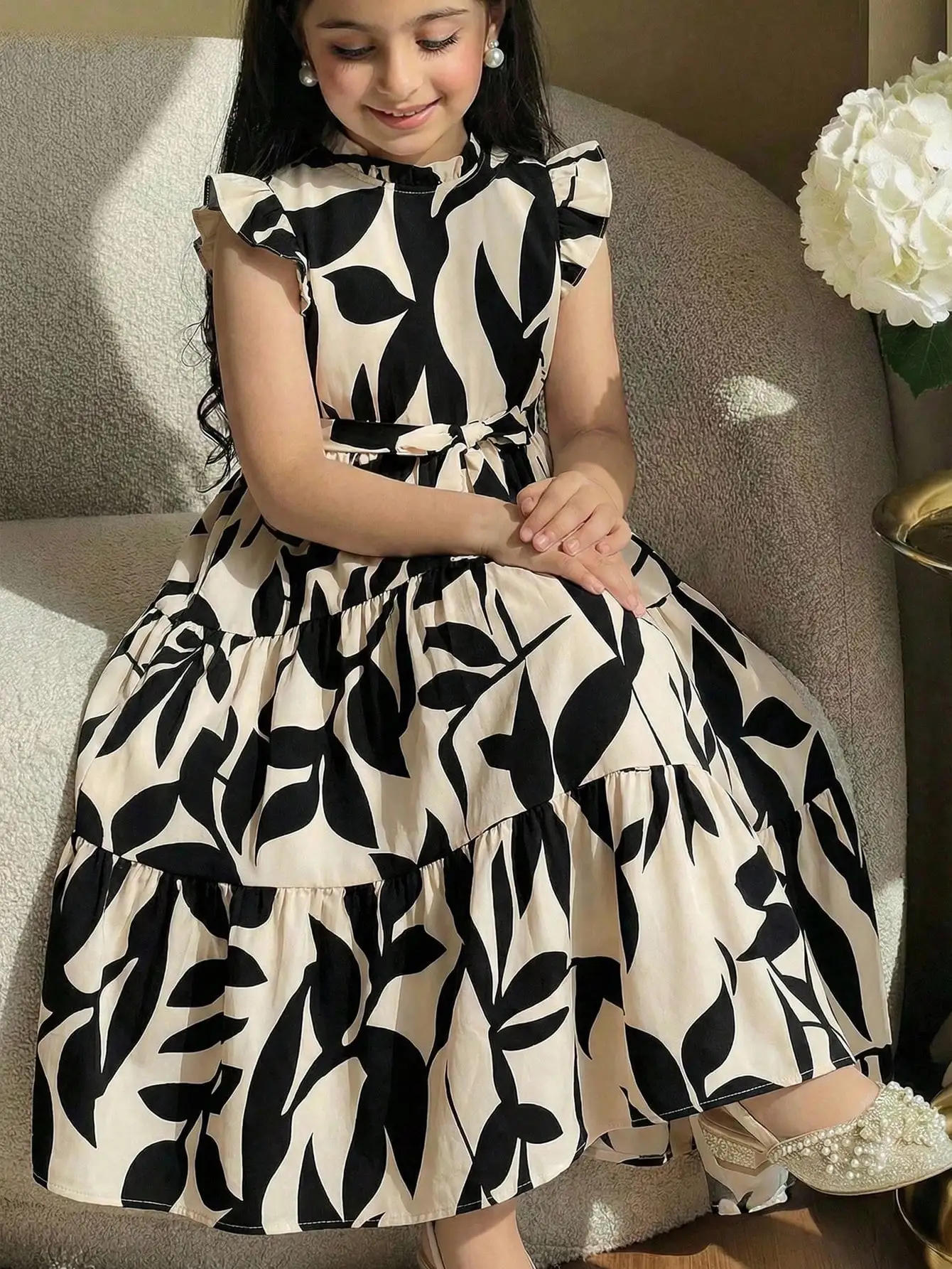 

Элегантное черно-белое платье миди с принтом в виде листьев, рюшами на рукавах и многоярусной юбкой для женщин