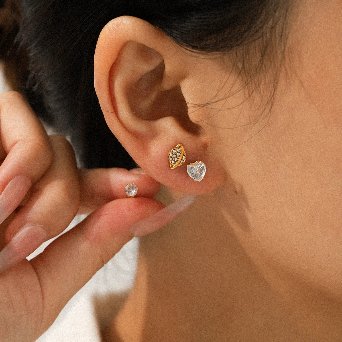 

Fashionable Cute Heart Shaped Zircon Mini Earrings Stainless Steel Perforated Women Light Luxury Shining Earrings Jewelry