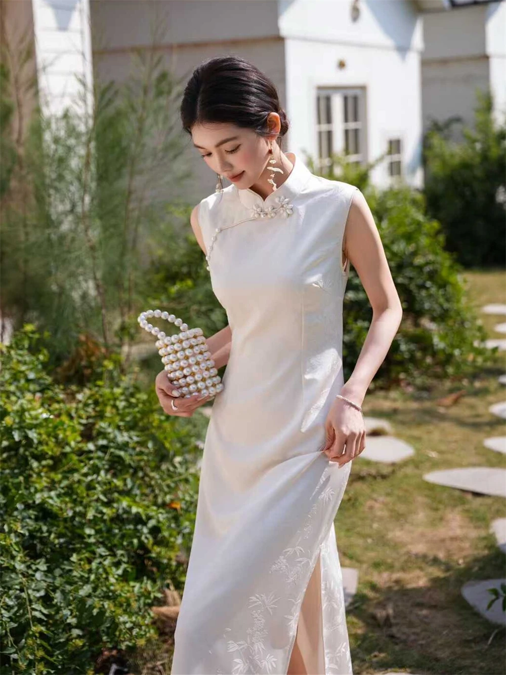 

New Chinese Style White Embroidered Stand Collar Traditional Long Qipao Dress Women Summer High-End Slim Fit Sleeveless Dress