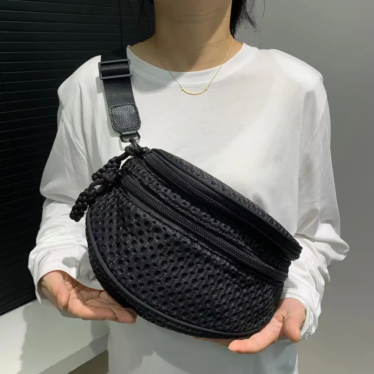 

Women's Fashion Mesh Nylon Crossbody Bag Multi-Pocket Lightweight Small Simple Shoulder Bag