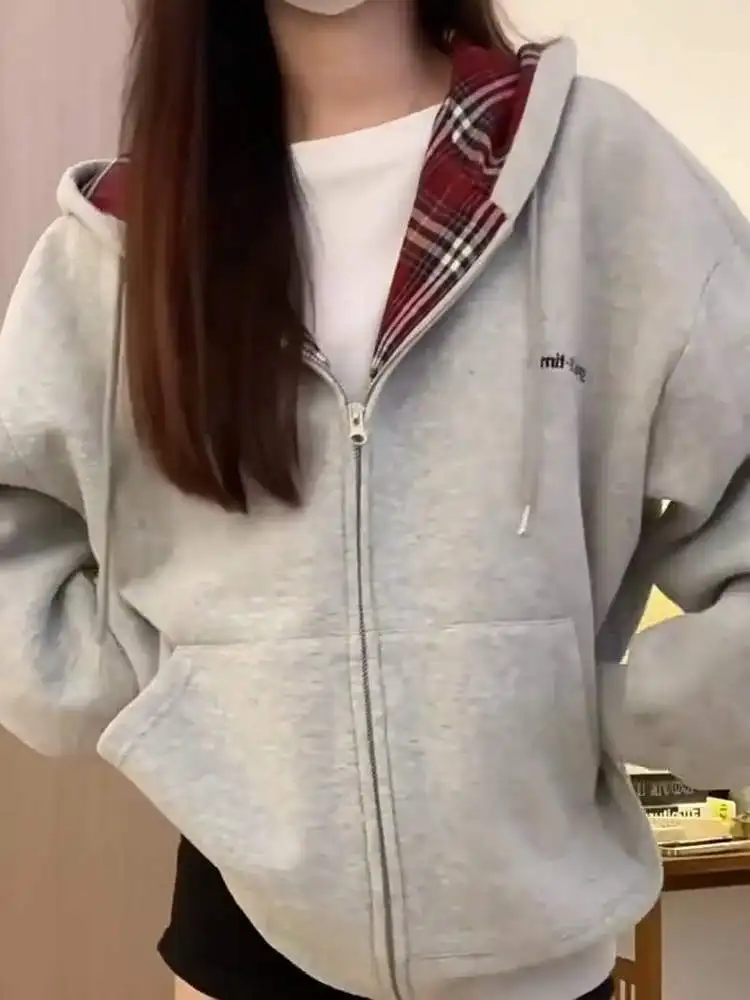 Amerykański sweter rozpinany z kapturem w kratę w stylu high street preppy, luźny krój, zapinany na zamek, idealny na wiosnę i jesień.