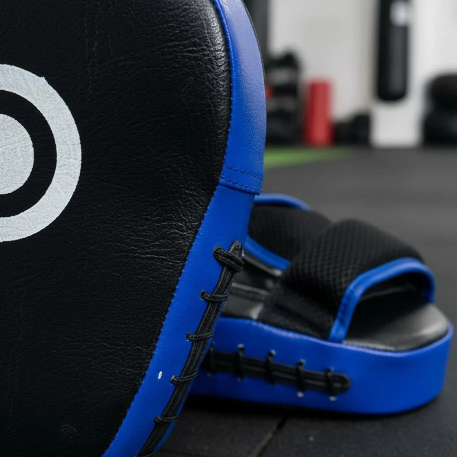 

Curved Target Pad Ergonomic Bend Boxing Hand Pad Punching Pad Shock Absorbing Taekwondo Kicking Target Wear-Resistant for Gym