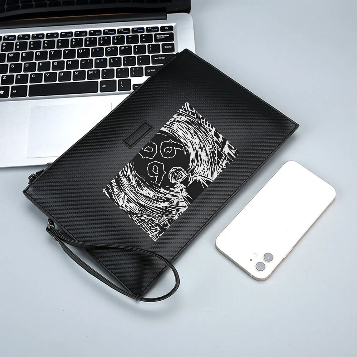 شكل دوار أشكال سوداء دوائر بيضاء. حقيبة يد رجالية أنيقة مطبوعة من البولي يوريثان عصرية وعملية للحمل اليومي