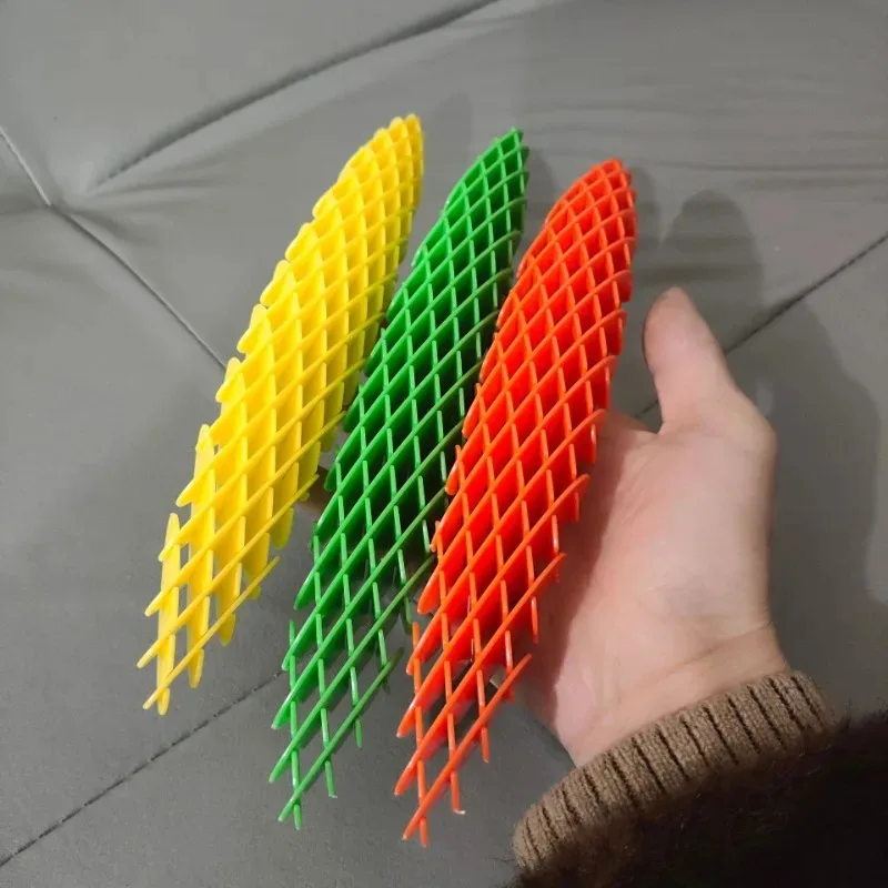 العب باستخدام الشبكة المرنة، والارتداد وتشويه الشظايا البلاستيكية، وتخفيف الضغط وتخفيف الضغط على لعبة الدودة