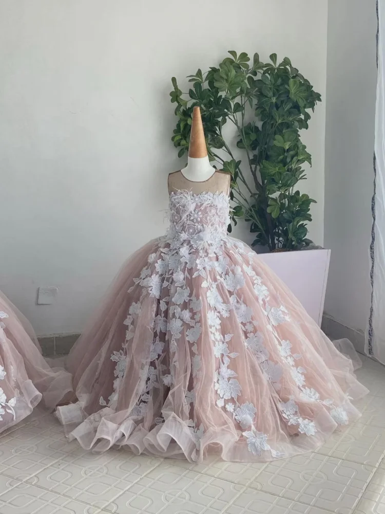 robe-de-demoiselle-d'honneur-personnalisee-illusion-transparente-sans-manches-decollete-orne-de-plumes-appliques-florales-3d-blanches-faites-a-la-main-tulle-multicouche
