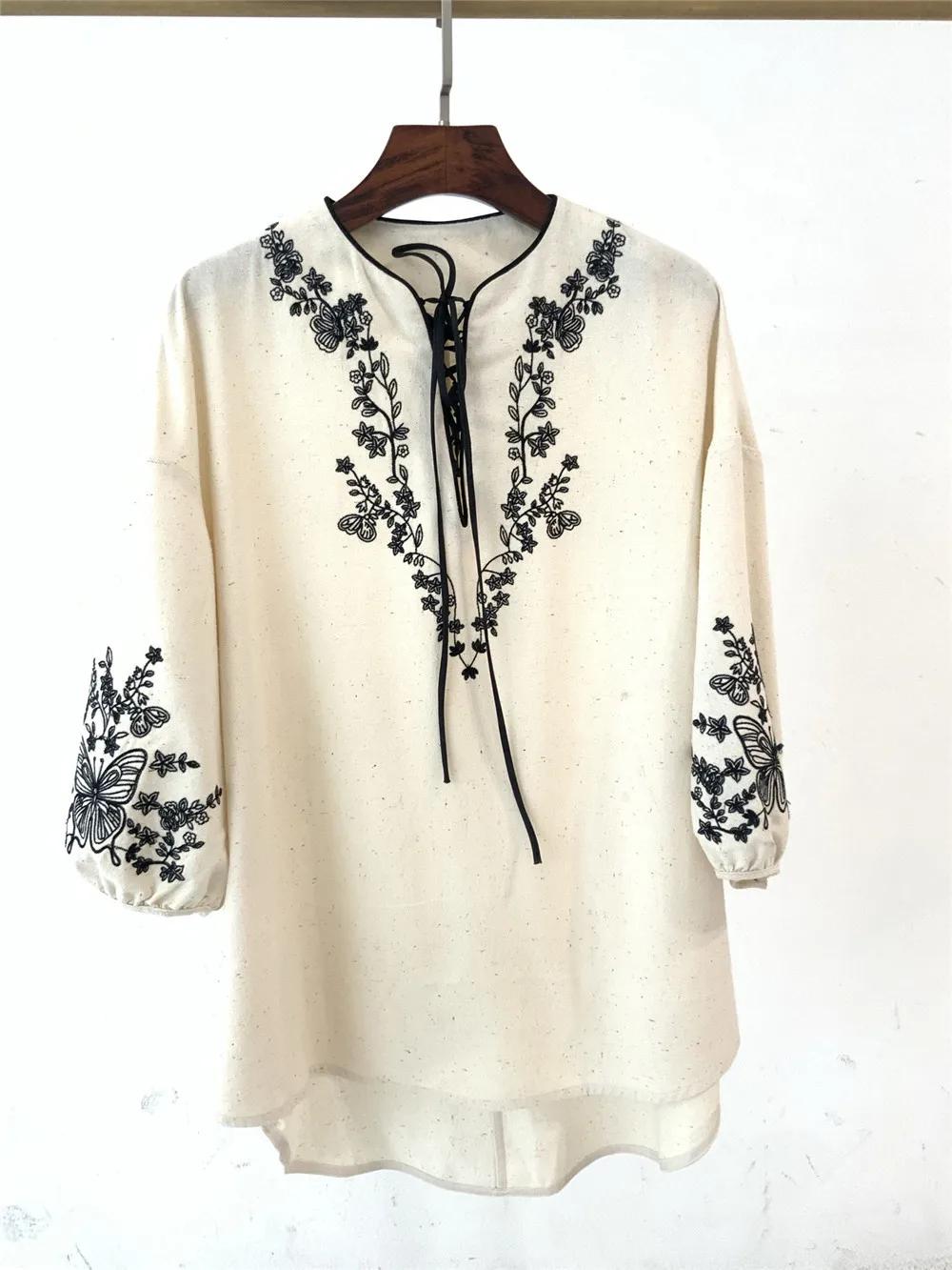 

2025 Summer New Fashionable and Versatile Loose and Slim Embroidered Shirt Women
