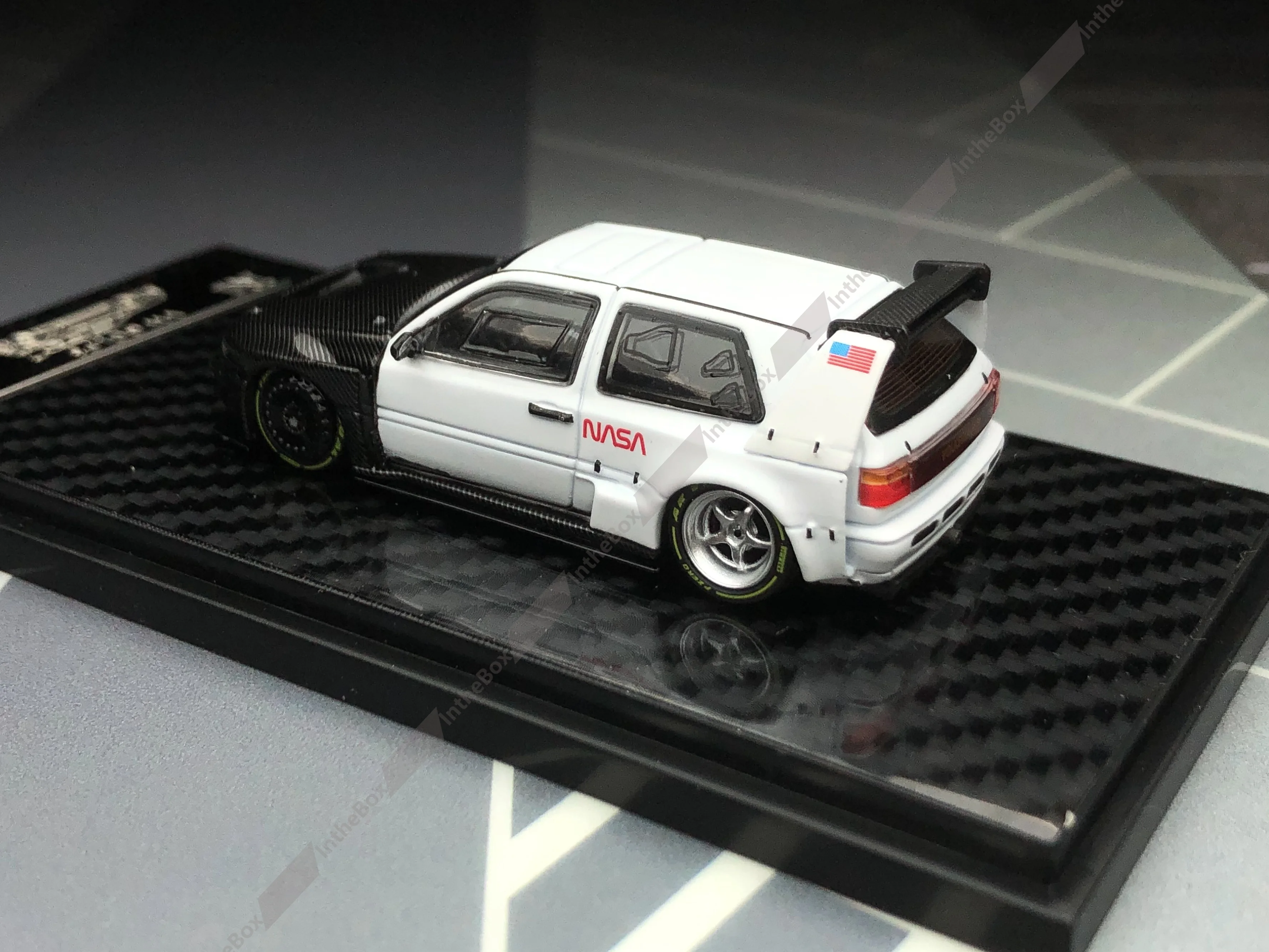 ฿ 1:64 กอล์ฟสีขาว Widebody Hatchback Sports รุ่นรถโลหะ Diecast