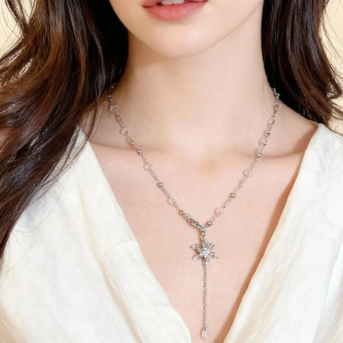 

Ultra-Shimmering Zircon Snowflake Glass Bead Necklace Fashionable and Elegant Collarbone Chain Luxury-Inspired High-End Necklace