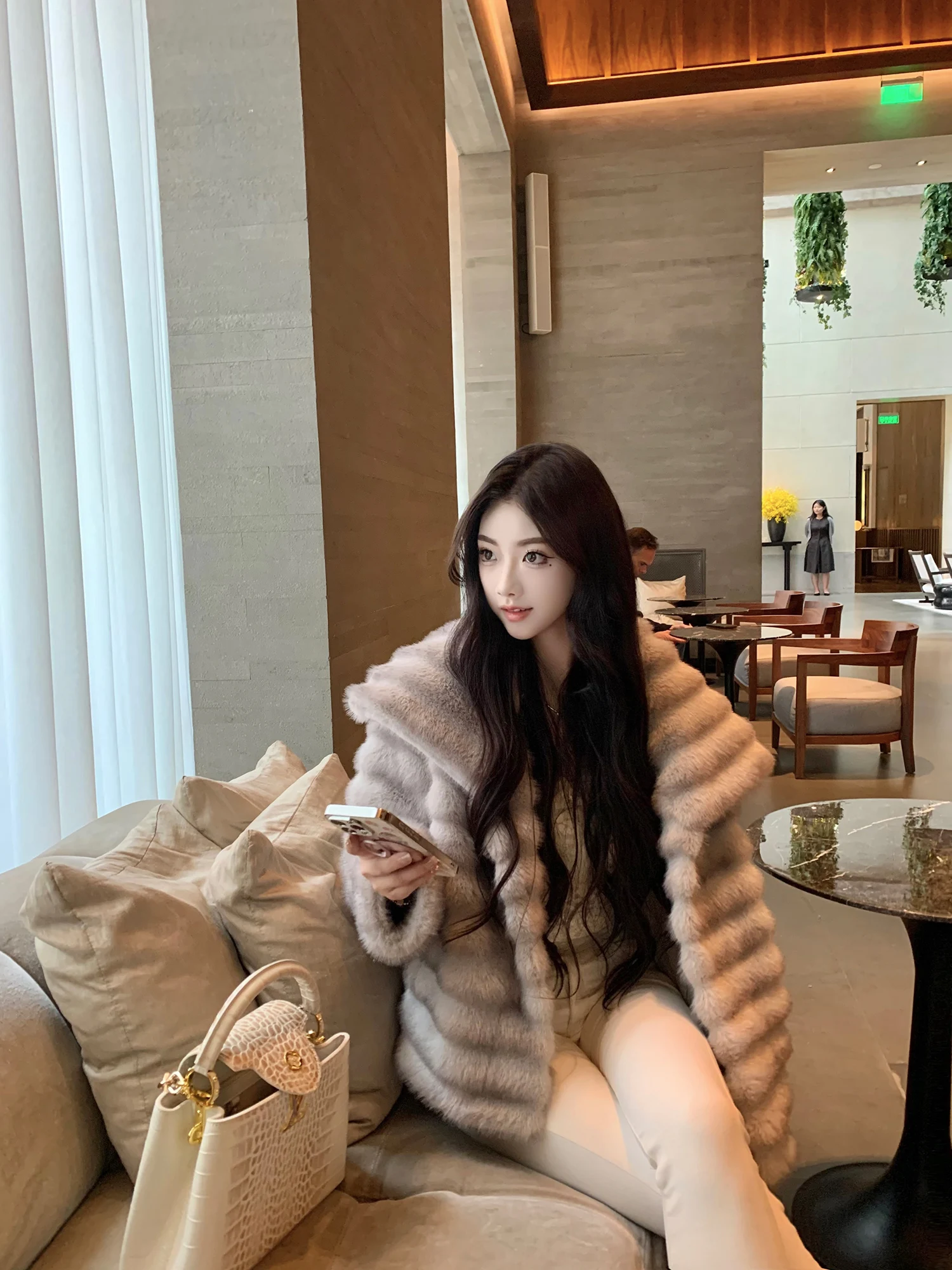 

London ey Mist J Studio Faionable Smooth Non-Bulky Chinchilla Fur Coat Warm Collar Environmental Protection Women's Coat